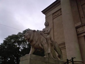 Rzeźba przed Teatrem Wielkim (ul. Fredry)